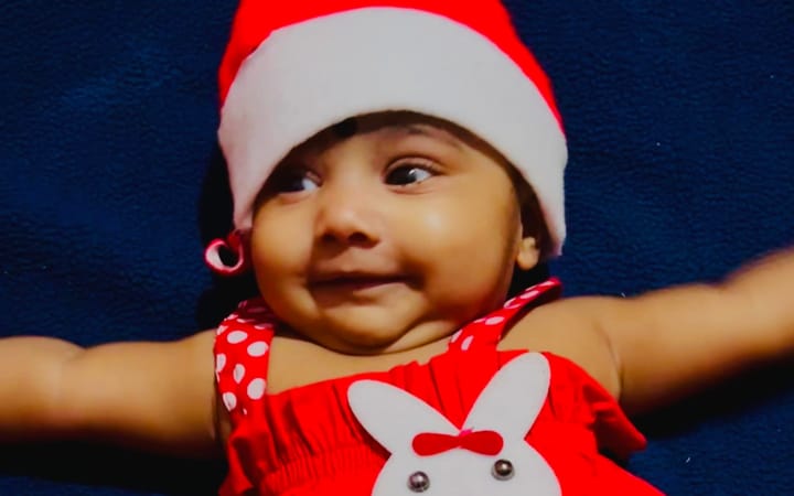Anika’s First Christmas Photoshoot: A Festive Celebration Full of Smiles